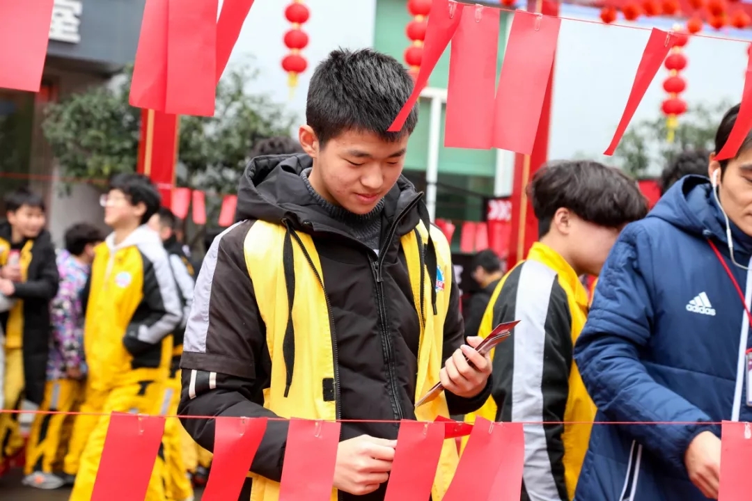 鬧元宵、猜燈謎，萬通學(xué)子歡樂多